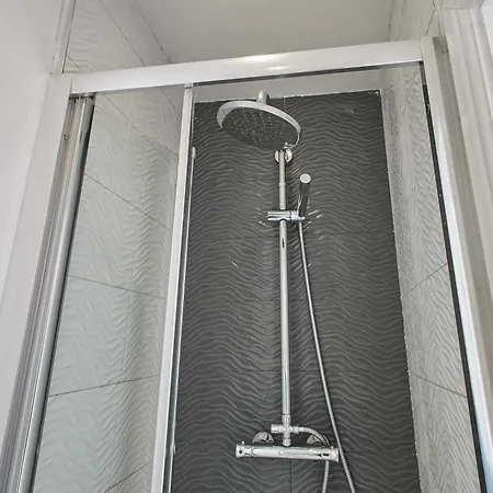 Host & - House * York